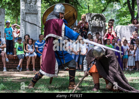 Nis, Serbie - 10 juin 2018 : chevalier médiéval avec des armures et des épées des combats dans la nature sur le tournoi et l'observation du public. Moyen-âge concept bataille Banque D'Images