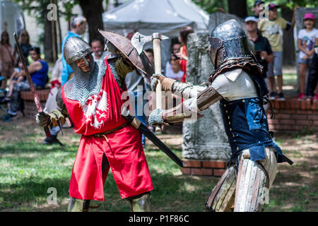 Nis, Serbie - 10 juin 2018 : deux chevaliers médiévaux combats dans une bataille sur moyen-âge tournoi et regarder dans la nature du public. Historique festival Banque D'Images