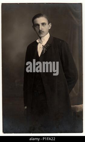 LA RÉPUBLIQUE TCHÉCOSLOVAQUE - VERS 1920s: Des photos d'époque montrent que le jeune marié porte une veste de smoking (tuxedo). Photo antique en noir et blanc. Ancienne photo, 1920s. Banque D'Images