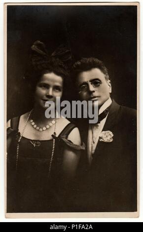 LA RÉPUBLIQUE TCHÉCOSLOVAQUE - VERS 1920s: Photo d'époque montre un jeune couple. Photo antique en noir et blanc avec teinte foncée. Ancienne photo, 1920s. Banque D'Images