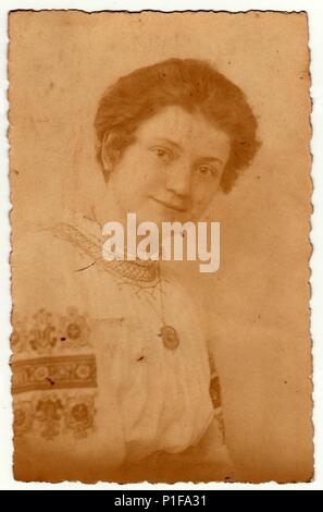 JENA, ALLEMAGNE - VERS 1920s: Vintage photo montre jeune femme porte un chemisier folklorique avec motif floral (meilleure robe du dimanche). Portrait de studio noir et blanc antique. 1920s Banque D'Images