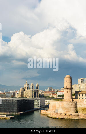 Le fort Saint Jean à Marseille, sous un ciel d'orage avec le MuCEM et Villa Mediterranee les bâtiments et la cathédrale Sainte Marie Majeure dans la distance. Banque D'Images