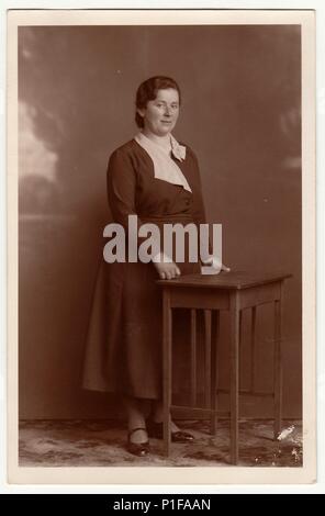 EILENBURG, ALLEMAGNE - VERS 1920s: Photo d'époque montre la femme mûre. Photo de studio avec teinte sépia. Ancienne photo noir et blanc, 1920s. Banque D'Images