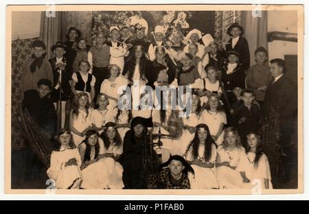 EILENBURG, ALLEMAGNE - VERS 1950s: La photo d'époque montre aux élèves de poser après la performance de théâtre. Vieux retour et photo blanche. 1950s. Banque D'Images