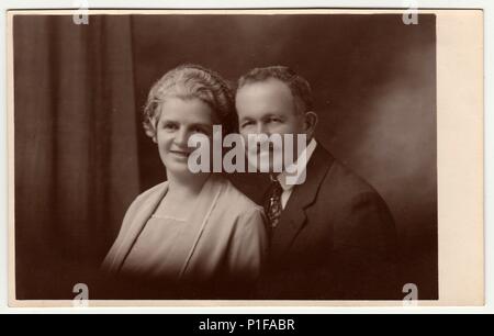 LIBEREC (REICHENBERG), LA RÉPUBLIQUE TCHÉCOSLOVAQUE - VERS 1930s: La photo d'époque montre un couple mature. Ancienne photo en noir et blanc. Portrait de studio antique. Ton sépia. 1930s. Banque D'Images