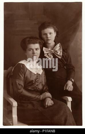 BERLIN, ALLEMAGNE - 1919: Photo d'époque montre que la femme mûre et sa fille posent dans un studio de photographie. Portrait de studio antique en noir et blanc. 1920s. Banque D'Images