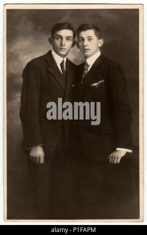 REICHENAU, ALLEMAGNE - VERS 1920s: Photo d'époque montre deux jeunes hommes poser dans un studio de photographie. Photo antique en noir et blanc. 1920s. Banque D'Images