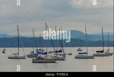 La baie de maillets sur le lac Champlain, avec de nombreux voiliers amarrés avec les montagnes Vertes du Vermont sur le lac Banque D'Images