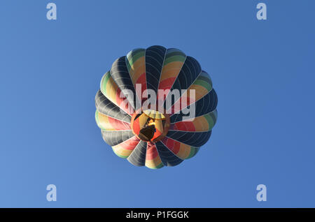 Un ballon à air chaud par le bas contre un ciel bleu clair pendant le Festival de Montgolfières de Plainville Banque D'Images