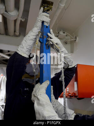 161028-N-YU572-088 OCÉAN PACIFIQUE (oct. 28, 2016) Maître de 2e classe Erik McKay met l'étayage de l'acier au cours d'un exercice général quarts à bord du destroyer lance-missiles USS Momsen (DDG 92). Les destroyers lance-missiles USS Spruance (DDG 111), USS DECATUR (DDG 73) et Momsen sont déployés à l'appui de la sûreté maritime et de la stabilité dans l'Indo-Asia-Pacifique dans le cadre d'une flotte américaine du Pacifique 3e Surface Action Group (SAG) PAC sous le Commandant, Escadron de destroyers (CD) 31. (U.S. Photo de la marine par le Premier maître de Jay C. Pugh/libérés) Banque D'Images