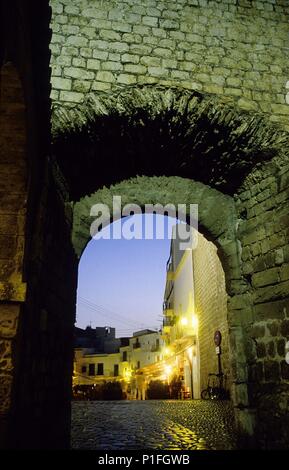 Espagne - Îles Baléares - Ibiza. murallas y Dalt Vila (nocturna). Banque D'Images