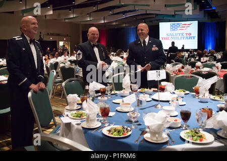 Le colonel Jay Johnson, commandant du groupe de maintenance 403e, chef Master Sgt. Richard Coseglia, 403e Groupe des opérations et chef Master Sgt. Monte Snyder, 403e Groupe Maintenance assister à la 38e conférence annuelle de l'Armée de Salut le 25 octobre, à la Gulf Coast Convention Centre à Biloxi, au Mississippi (États-Unis Air Force photo/Senior Airman Heather Heiney) Banque D'Images