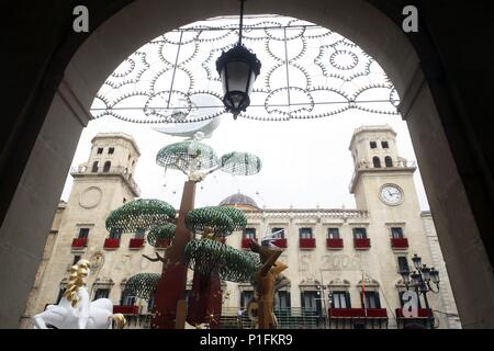 Espagne - région autonome de Valence - L'ALACANTÍ (district) - Alicante. Alicante ; "Foguera" (Falla) de la Plaza del Ayuntamiento (2006) ; al fondo edificio consistorial. Banque D'Images