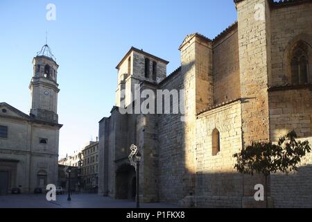 Espagne - Catalogne - Conca de Barberá (district) - Tarragone. Espluga de Francolí, iglesia románica / Esglesia Vella (del siglo XIII) y al fondo la iglesia / Esglesia Nova. Banque D'Images