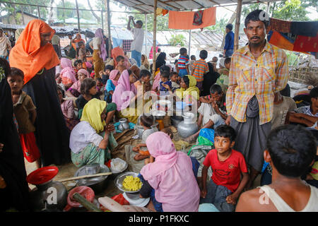 Des centaines de réfugiés rohingyas s'abriter sous une tente au camp de réfugiés de Kutupalong à Ukhiya à Cox's Bazar, Bangladesh Banque D'Images