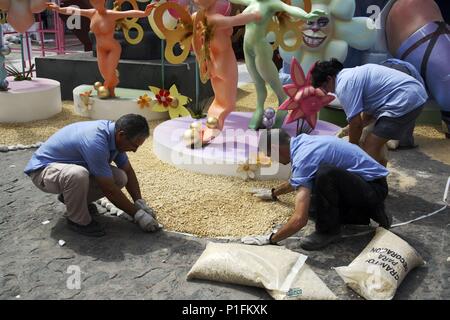 Espagne - région autonome de Valence - L'ALACANTÍ (district) - Alicante. Alicante ; "Foguera" (Falla) de la Plaza del Ayuntamiento (2006) ; trabajadores dan derniers toques para su acabado. Banque D'Images