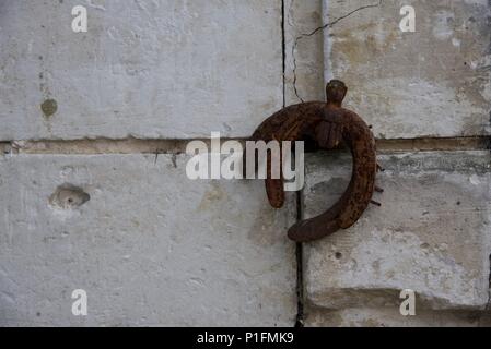 Chaussures cheval : deux vieux cheval chaussures accrocher à l'envers sur une capture d'obturation Français Banque D'Images