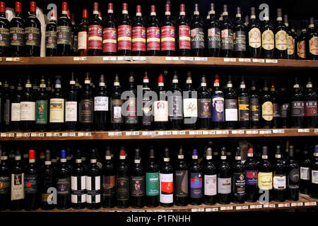 Affichage de vin dans une boutique à l'intérieur de la forteresse de Montalcino, Val d'Orcia, Toscane, Italie. Montalcino est célèbre pour son vin Brunello di Montalcino. Banque D'Images