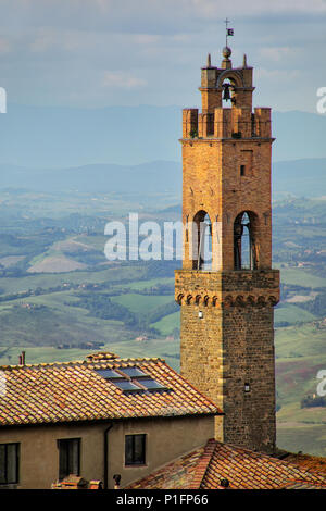Tour de l'horloge du Palazzo dei Priori à Montalcino, Val d'Orcia, Toscane, Italie. Elle a été construite à la fin du 13e - début 14e siècle. Banque D'Images