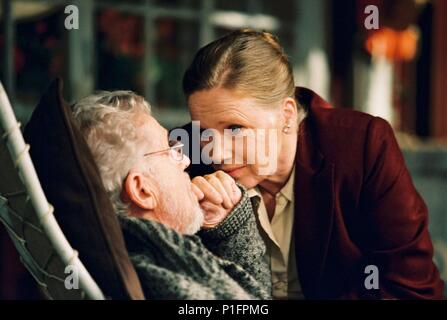 Titre original : SARABAND. Titre en anglais : SARABAND. Directeur de film : Ingmar Bergman. Année : 2003. Stars : Liv Ullmann, Erland Josephson. Credit : SONY Pictures Classics, BENGT WANSELIUS / Album / Banque D'Images