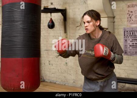 Titre original : Million Dollar Baby. Titre en anglais : Million Dollar Baby. Film Réalisateur : CLINT EASTWOOD. Année : 2004. Stars : Hilary Swank. Credit : WARNER BROS. / Album Banque D'Images