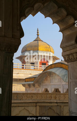 Vue encadrée de Musamman Burj au Fort d'Agra, Uttar Pradesh, Inde. Le fort a été construit principalement comme une structure militaire, mais plus tard a été mis à niveau à un pal Banque D'Images