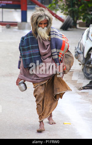 Man Walking in Local Taj Ganj près de Agra, Uttar Pradesh, Inde. L'Agra est l'une des villes les plus peuplées de l'Uttar Pradesh Banque D'Images