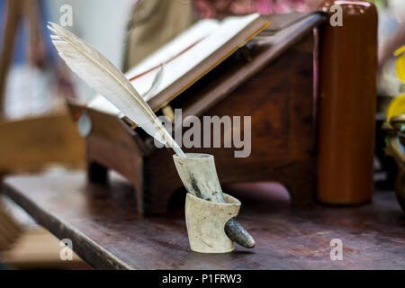 Plume d'écriture médiévale pour encrier de corne dans le bureau en bois. Concept de l'éducation au moyen âge. Close up, selective focus Banque D'Images