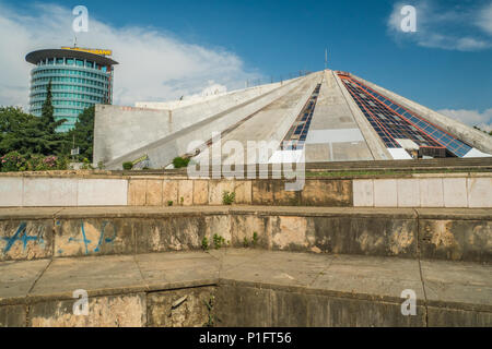 La « Pyramide » de Tirana, un bâtiment inhabituel et anciennement le musée Enver Hoxha. Albanie. Banque D'Images