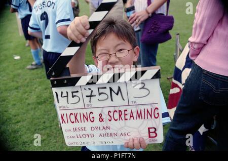 Titre original : KICKING & SCREAMING. Titre en anglais : KICKING & SCREAMING. Film Réalisateur : Jesse Dylan. Année : 2005. Stars : ELLIOT CHO. Credit : UNIVERSAL PICTURES / HANOVRE, Suzanne / Album Banque D'Images