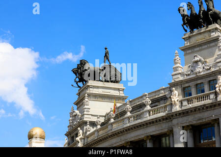 Quadriga, quatre chars cheval, sculptures sur le dessus de l'édifice de la Banque BBVA, Calle Alcala, Madrid, Espagne. Mai 2018 Banque D'Images