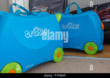 Les enfants voyagent sur, continuer sur Trunki Cas Banque D'Images