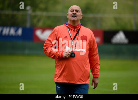 Neustift, Tyrol, Autriche - le 27 mai 2018. L'entraîneur de l'équipe nationale de football russe Stanislav Cherchesov au cours de camp d'entraînement à Neustift im Stubaital, Autriche. Banque D'Images