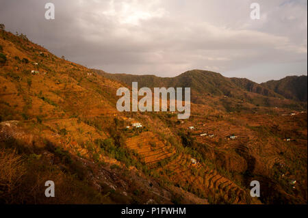 Montagnes et les villages de la vallée de l'Nandhour à distance, collines du Kumaon, Uttarakhand, Inde Banque D'Images