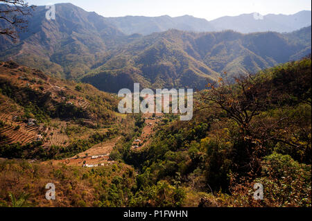 Kundal village sur la vallée de l'Nandhour à distance, collines du Kumaon, Uttarakhand, Inde Banque D'Images