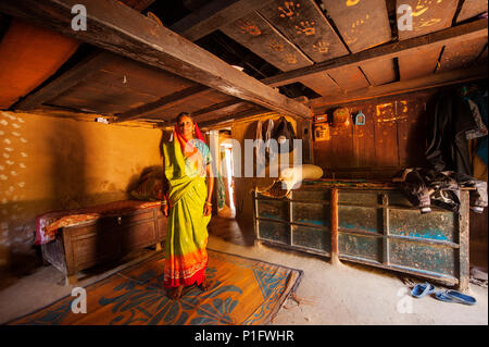 Femme indienne à son kumaoni house au remote Kundal Village sur la vallée de l'Nandhour Kumaon, collines, Uttarakhand, Inde Banque D'Images