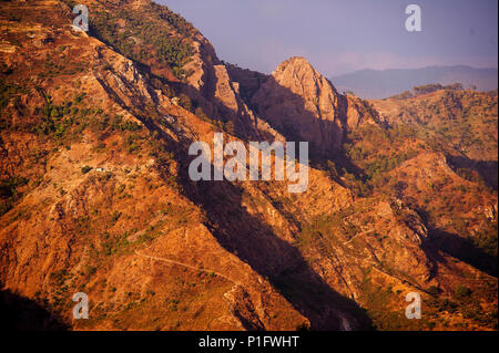 Montagnes et les villages de la vallée de l'Nandhour à distance, collines du Kumaon, Uttarakhand, Inde Banque D'Images