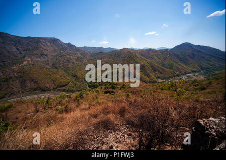 Montagnes et les villages de la vallée de l'Nandhour à distance, collines du Kumaon, Uttarakhand, Inde Banque D'Images