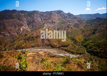 Montagnes et les villages de la vallée de l'Nandhour à distance, collines du Kumaon, Uttarakhand, Inde Banque D'Images