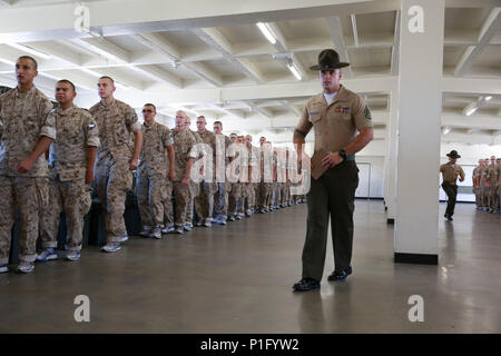 Le s.. Anthony D. Bauder, percer, instructeur Fox compagnie, 2e Bataillon, de recrutement et de formation des recrues des lignes au cours de prise en charge à l'Marine Corps Recruter Depot San Diego, 21 octobre. Au cours de prise en charge, les recrues ont été introduites pour la rigueur et l'intensité de stimulation rapide ils vont subir au cours des prochaines semaines à bord du dépôt. Chaque année, plus de 17 000 hommes recrutés dans la région de recrutement de l'Ouest sont formés à MCRD San Diego. Fox Company est prévue pour janvier 13 diplômés. Banque D'Images