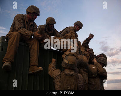 Les Marines américains avec 8e Bataillon de soutien travaillent en équipe pour déplacer une victime simulée, en baisse par rapport à un conteneur dans le cadre d'une compétition à l'escouade de défense aérienne Cannon complexe, Yuma (Arizona), le 24 octobre 2016. Concours de l'escouade se produire entre chaque unité dans tout le Corps des Marines pour construire la camaraderie et l'Esprit de Corps. (U.S. Marine Corps photo prise par Lance Cpl. Christian Cachola/libérés) Banque D'Images