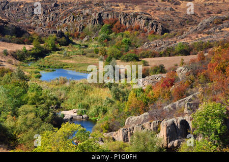 Dans Aktovsky Kanyoin Mertvovod River de Mykolaïv, Ukraine, parc national Bugsky Gard Banque D'Images