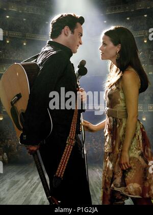 Titre original : Walk the line. Titre en anglais : Walk the line. Directeur : JAMES MANGOLD Film. Année : 2005. Stars : Reese Witherspoon, Joaquin Phoenix, Johnny Cash. Crédit : 20TH CENTURY FOX / TENNER, Suzanne / Album Banque D'Images