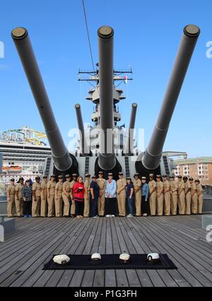 NORFOLK, Virginie (oct. 28, 2016) le service actif et retraité du premier maître du et de la région de Hampton Roads posent pour une photo de groupe à bord du USS Wisconsin (BB 64). Cet événement a lieu seulement trois jours avant le affectionaletly couverture godet doublée est retiré du service et est remplacé par l'autre combinaison. Photos de l'US Navy par le Premier maître de Josh Preston (libéré) 140725-N-N0301-004 Banque D'Images