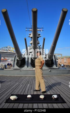 NORFOLK, Virginie (oct. 28, 2016) Premier maître de Christina M. Shaw, originaire de Jones Creek, Texas pose pour une photo à bord de l'USS Wisconsin (BB 64). Shaw a participé à un événement honorant les affectionaletly couverture godet surnommé comme il est retiré du service le 31 octobre et est remplacé par l'autre combinaison. Photos de l'US Navy par le Premier maître de Josh Preston (libéré) 140725-N-N0301-005 Banque D'Images