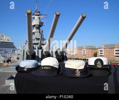 NORFOLK, Virginie (oct. 28, 2016) couvre à la fois le service actif et retraité du premier maître du et de diverses époques de la marine américaine sont affichés à bord de l'USS Wisconsin (BB 64). Cet événement a lieu seulement trois jours avant le affectionaletly couverture godet doublée est retiré du service et est remplacé par l'autre combinaison. Photos de l'US Navy par le Premier maître de Josh Preston (libéré) 140725-N-N0301-003 Banque D'Images