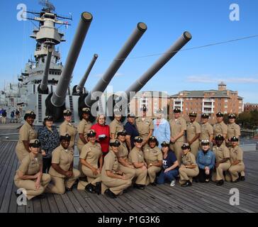 NORFOLK, Virginie (oct. 28, 2016) le service actif et retraité du premier maître du et de la région de Hampton Roads posent pour une photo de groupe à bord du USS Wisconsin (BB 64). Cet événement a lieu seulement trois jours avant le affectionaletly couverture godet doublée est retiré du service et est remplacé par l'autre combinaison. Photos de l'US Navy par le Premier maître de Josh Preston (libéré) 140725-N-N0301-001 Banque D'Images