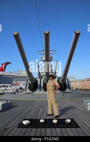 NORFOLK, Virginie (oct. 28, 2016) Premier maître de Christina M. Shaw, originaire de Jones Creek, Texas pose pour une photo à bord de l'USS Wisconsin (BB 64). Shaw a participé à un événement honorant les affectionaletly couverture godet surnommé comme il est retiré du service le 31 octobre et est remplacé par l'autre combinaison. Photos de l'US Navy par le Premier maître de Josh Preston (libéré) 140725-N-N0301-006 Banque D'Images