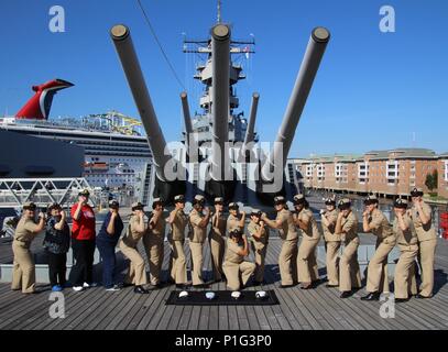 NORFOLK, Virginie (oct. 28, 2016) le service actif et retraité du premier maître du et de la région de Hampton Roads posent pour une photo de groupe à bord du USS Wisconsin (BB 64). Cet événement a lieu seulement trois jours avant le affectionaletly couverture godet doublée est retiré du service et est remplacé par l'autre combinaison. Photos de l'US Navy par le Premier maître de Josh Preston (libéré) 140725-N-N0301-002 Banque D'Images