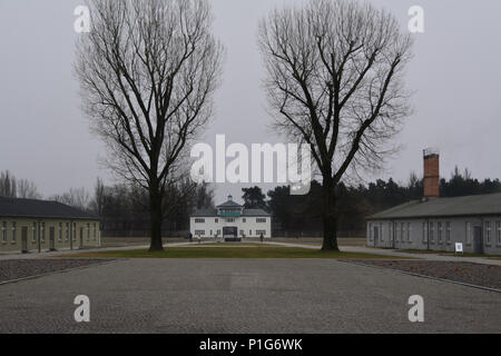 Camp de concentration de Sachsenhausen à Oranienburg, en Allemagne. Châtelet d'entrée principale à la recherche de l'intérieur du camp. Banque D'Images